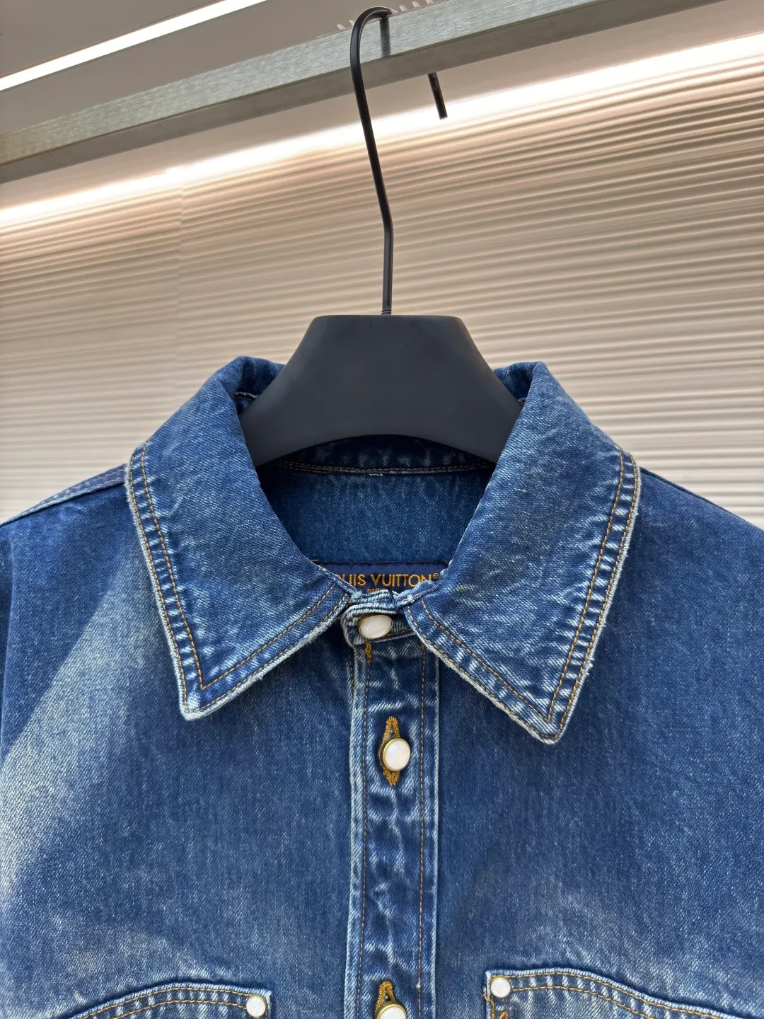 LOUIS VUITTON sun-faded denim jacket ●Authentic product: purchased and developed for 18700 ●Item number: 1680026-B85 ●Material: denim denim ●Technology: sun-faded ●Version: fitted version ●Size: 46-48-50-52 ●Weight: about 1250g ●Description: Classic blue, distressed and faded, full of retro tones, like something out of a 90s fashion magazine. Wear it, casual and comfortable, full of relaxation, and easily create a fashionable atmosphere. The fabric is soft and elastic, allowing you to move freely while wearing it, and it will carry the wind when you walk. The three-dimensional tailoring fits the shape of the legs, hides the flesh and makes the legs straight, and can be controlled by both pear-shaped and rectangular figures. The overall wiring is straight and delicate, the fabric is comfortable and soft, and the color is consistent without color difference. It can be matched with the same style to create a fashionable look and control various occasions. Customized accessories, complete with three standards, same style for men and women!